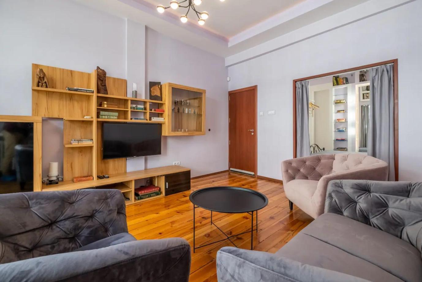Charming 2Bdr Apartment In Historic Center With Parking โซเฟีย ภายนอก รูปภาพ